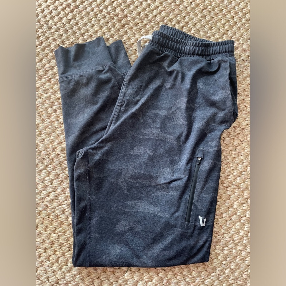 Vuori Men’s joggers Size L
